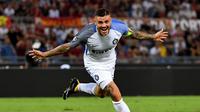 Penyerang Inter Milan, Mauro Icardi melakukan selebrasi usai menjebol gawang AS Roma, Sabtu (26/8/2017) atau Minggu (27/8/2017) dini hari WIB. Inter Milan unggul 3-1 pada laga di Stadion Olimpico, Roma. (AFP/Alberto Pizzoli)