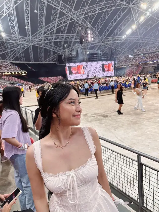 Potret Hanggini di konser Taylor Swift (Sumber: Instagram/@kuyentertainment)