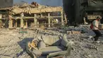 Seorang pria berjalan melewati bangunan yang hancur dan rusak di lokasi serangan udara Israel semalam yang menargetkan pinggiran selatan Beirut pada 27 Oktober 2024. (Foto oleh AFP)