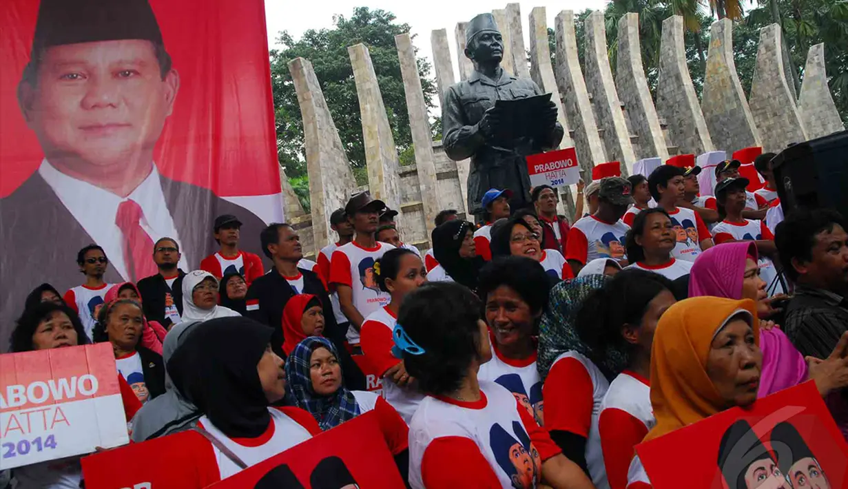 Ribuan massa dari Aliansi Rakyat Bersatu (ARB) dan Merah Putih Sejati (MPS) berbaris menyambut calon presiden Prabowo di Tugu Proklamasi Jakarta, Selasa (10/6/2014) (Liputan6.com/Miftahul Hayat)