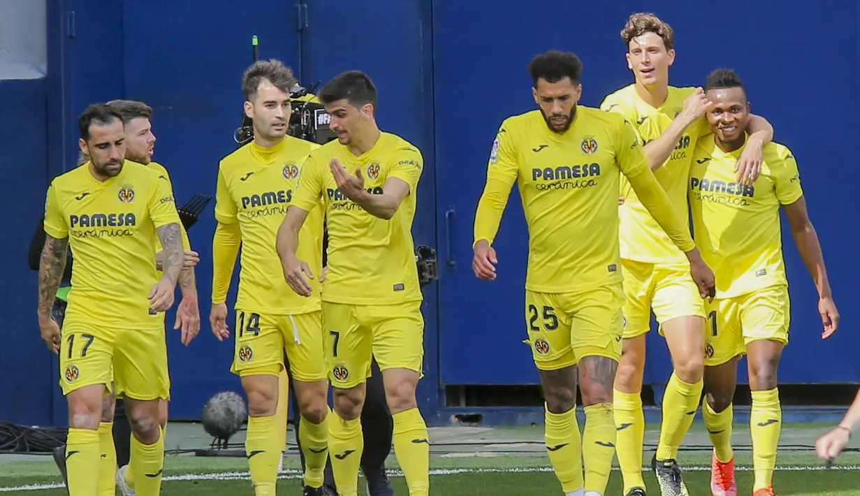 Pemain Villarreal, Samuel Chukwueze (kanan) berselebrasi dengan rekan setimnya usai mencetak gol ke gawang Baracelona pada pertandingan La Liga Spanyol di stadion Ceramica di Villarreal, Spanyol (25/4/2021). Berkat kemenangan ini, Barcelona menempel Real Madrid dengan 71 poin. (AP Photo/Alberto Saiz