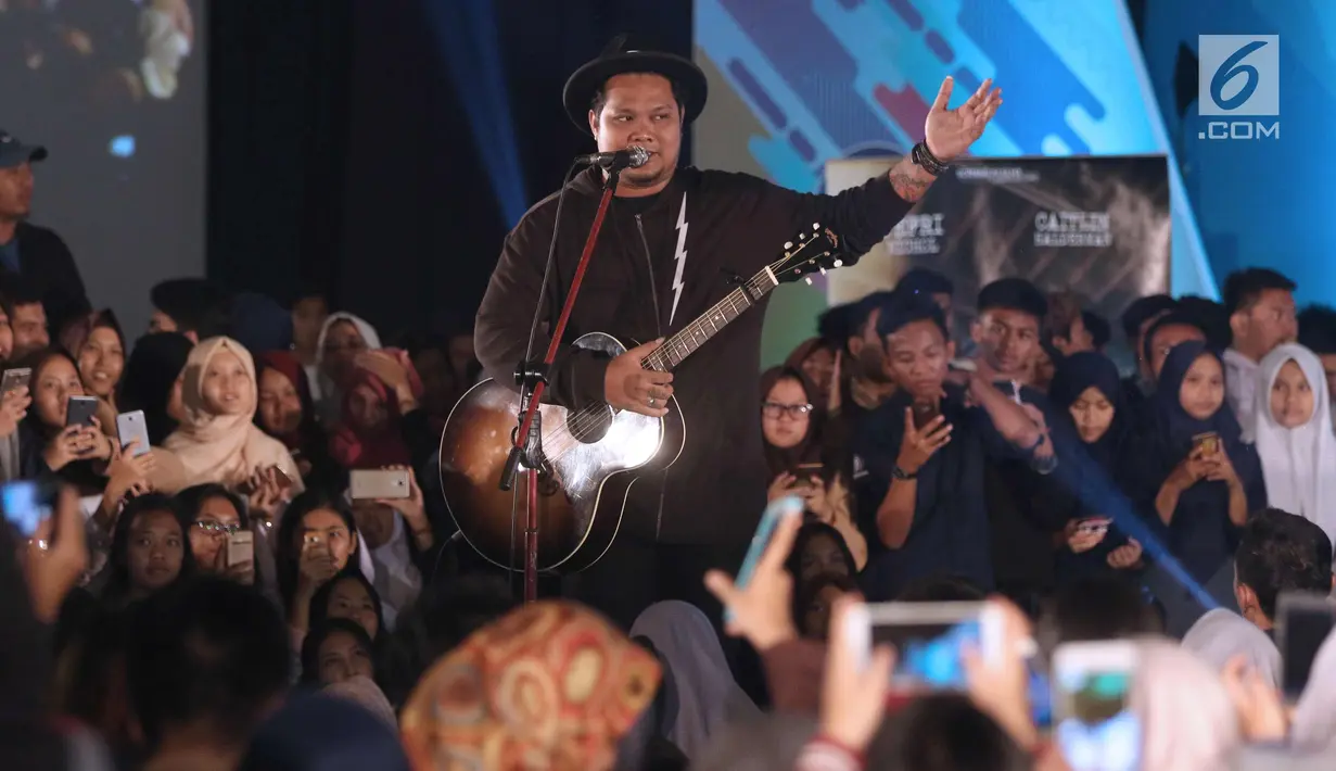Virgoun berinteraksi dengan penonton pada penutupan Emtek Goes To Campus 2017 Bandung di Universitas Telkom, Bandung, Kamis (30/11). Virgoun juga membawakan lagu yang menjadi soundtrack film Surat Cinta untuk Starla. (Liputan6.com/Helmi Fithriansyah)