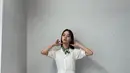 Style ala Hyeri Girl's Day dengan white shirt dress dengan tambahan neck scarf ini juga bisa jadi pilihan kamu, lho. (Instagram/hyeri_0609).