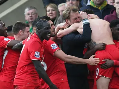 Pemain dan pelatih Liverpool, Jurgen Klopp, merayakan gol kemenangan yang dicetak Adam Lallana ke gawang Norwich pada laga Liga Inggris di Stadion Carrow Road, Inggris, Sabtu (23/1/2016). The Reds berhasil menang 5-4 atas Norwich. (AFP/Alex Morton)