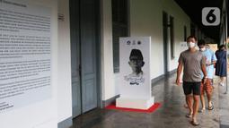 Pengunjung pelajar menyaksikan diorama sejarah pada Pameran Retrospeksi di museum Kebangkitan Nasional di Jakarta, Sabtu (21/5/2022). Pameran Retrospeksi tersebut dalam rangka memperingati hari Kebangkitan Nasional yang berlangsung dari tanggal 20 Mei - 18 Juni 2022. (Liputan6.com/Johan Tallo)