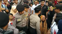  Bersama Pendiri Museum Rekor Indonesia (MURI) Jaya Suprana, satu persatu petugas yang lewat dicegat dan diberi setangkai mawar merah.