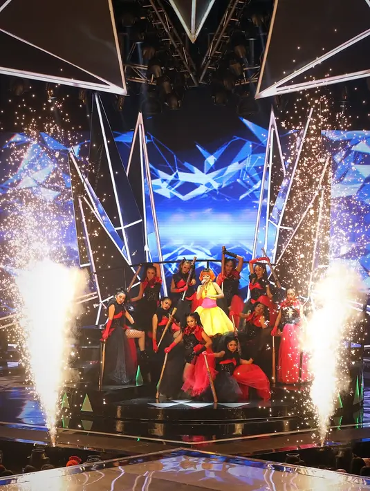 Lagi-lagi kilau kembang api diakhir lagu Jenita Janet menyemaraki gemerlap panggung  yang begitu indah.(Bambang E.Ros/Bintang.com)