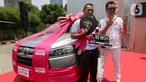 Deputy CEO SmartFren Djoko Tata Ibrahim foto bersama pemenang mobil program undian SmarFren WOW di Jakarta, Senin (14/10/2019). Program Undian SmartFren WOW merupakan program apresiasi untuk mewujudkan mimpi pelanggan.(Liputan6.com/HO/Agus)