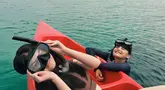 Berlibur bersama, Aisyah Aqilah dan Callista Arum memilih mengunjungi Kepulauan Seribu.  Saat berlibur di pulau, salah satu hiburannya adalah bermain air dan naik perahu.  Keduanya pun mengabadikan momen menikmati aktivitas snorkeling.  (Liputan6.com/IG/@aisyahaqilahh)