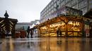 Pelanggan menunggu di depan Pasar Natal pada pagi yang hujan di Berlin, Jerman, Selasa (30/11/2021). Otoritas Jerman mewajibkan penggunaan masker di transportasi umum dan penumpang perlu divaksinasi, pulih atau negatif COVID-19. (AP Photo/Markus Schreiber)