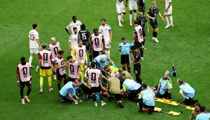 Pemain Kanada, Ismael Kone, mendapat perawatan medis setelah dilanggar oleh pemain Qatar, Assim Madibo (#23), dalam pertandingan Grup B Piala Dunia FIFA 2026 antara Kanada melawan Qatar di BC Place, Vancouver, pada 18 Juni 2026 di Vancouver, British Columbia. (Emilee Chinn / Getty Images via AFP)