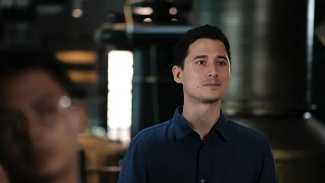 Nino Fernandez sebagai Reza dalam film Saat Aku Bersuara. (Foto: Dok. Arjuna Mega Films/ Lex Pictures/ Rain Creation)