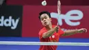 Pebulutangkis tunggal putra Indonesia Anthony Sinisuka Ginting mengembalikan kok ke arah Viktor Axelsen dari Denmark pada semifinal final Piala Thomas atau Thomas Cup 2021 di Aarhus, Denmark, 16 Oktober 2021. Ginting kalah 9-21, dan 15-21.(Claus Fisker/Ritzau Scanpix via AP)