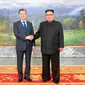 Pemimpin Korea Utara Kim Jong-un bersalaman dengan Presiden Korsel Moon Jae-in (kiri) sebelum menggelar pertemuan di Panmunjom Korea Utara (26/5). (Korean Central News Agency/Korea News Service via AP)