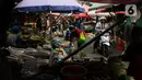 Warga berbelanja kebutuhan pangan di Pasar Kebayoran Lama, Jakarta, Rabu (21/2/2024). (Liputan6.com/Angga Yuniar)