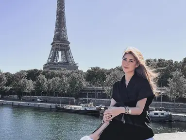 Jauh sebelum berpacaran dengan Fuji, Thariq Halilintar ternyata punya kenangan dengan Larasati Wira. Potret kedekatan mereka pun juga sudah sulit dilacak. (Liputan6.com/IG/@larasatiwira).