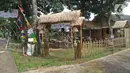 Suasana Tempat Pemungutan Suara  (TPS) 30 bernuansa rumah adat Sunda di lingkungan RT 02 RW 06 Kelurahan Cipayung, Depok, Jawa Barat, Selasa (8/12/2020). Jelang pelaksanaa Pilkada serentak 2020, sejumlah TPS bernuansa rumah adat dari berbagai daerah di Indonesia. (Liputan6.com/Herman Zakharia)
