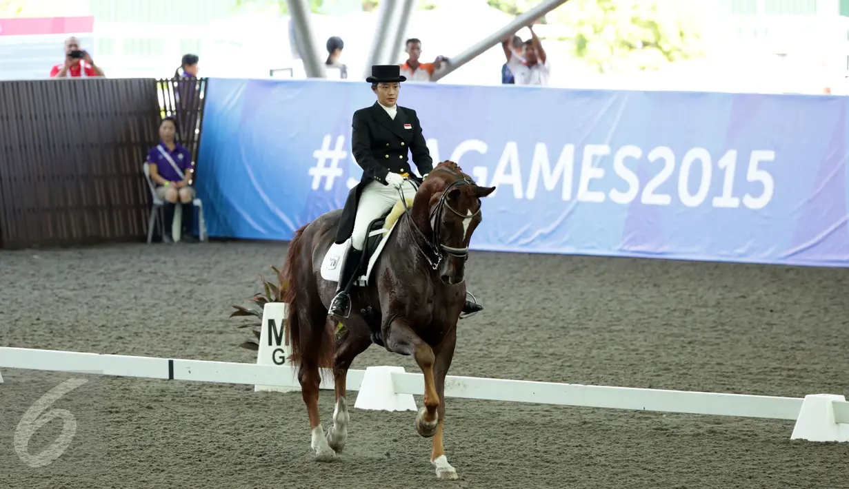 Penampilan atlet berkuda, Dewi Kunti Njoto di nomor tunggang serasi tim Sea Games 2015 yang dihelat di Singapore Turf Club Riding Centre, Sabtu (6/6/2015). Dewi Kunti Njoto mengumpulkan nilai 62.345%. (Liputan6.com/Helmi Fithriansyah)