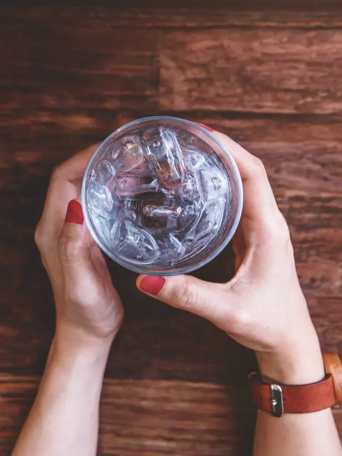 Mitos dan fakta seputar konsumsi air dingin.