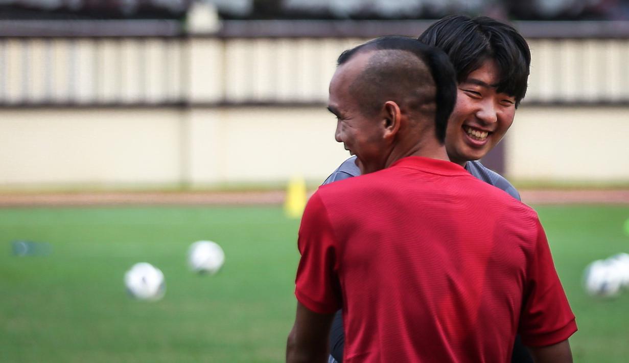 <p>Pemain Timnas Indonesia, Riko Simanjuntak bersalaman dengan penerjemah pelatih kepala Timnas Indonesia, Jeong Seok-seo saat latihan perdana Timnas Indonesia yang berlangsung di Stadion PTIK, Jakarta, Senin (20/03/2023) sore WIB. Skuad Garuda rencananya akan melakoni laga FIFA Match Day melawan Burundi pada 25 dan 28 Maret 2023 di Stadion Patriot Candrabhaga, Bekasi. (Bola.com/Bagaskara Lazuardi)</p>