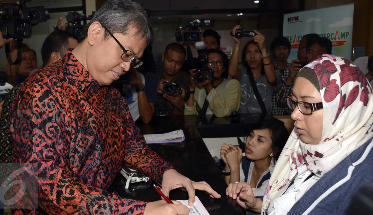 Ketua Pansus Laporan Hasil Pemeriksaan BPK RI, Triwisaksana (kiri) saat mengisi daftar tamu di gedung KPK, Jakarta, (30/10/2015). Kedatangan Pansus LHP BPK untuk laporkan hasil audit anggaran DKI tahun 2014. (Liputan6.com/Helmi Afandi)