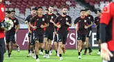 Pemain Timnas Indonesia melakukan pemanasan jelang sesi latihan resmi di Stadion Utama Gelora Bung Karno, Senayan, Jakarta, Senin (24/3/2025). (Liputan6.com/Angga Yuniar)