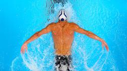 Perenang AS, Michael Phelps, beraksi saat di nomor 200 m gaya kupu-kupu putra kualifikasi tim renang Olimpiade AS, di Omaha, AS, (28/6/2016). (AP Photo/Mark J. Terrill)