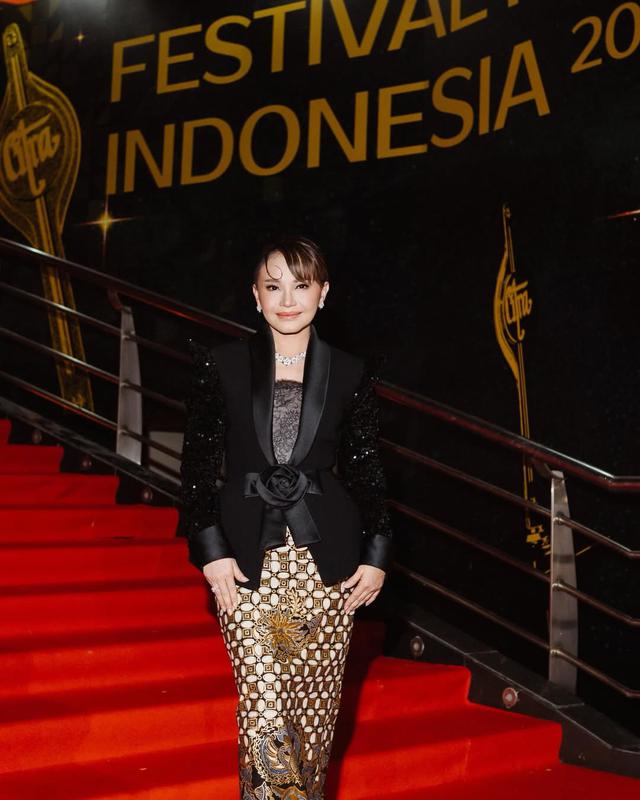1.Kebaya Hitam Rasa Blazer