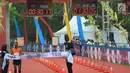 Peserta berhasil memasuki garis finish saat mengikuti Borobudur Marathon 2018 di Pelataran Taman Lumbini Borobudur Magelang, Minggu (18/11). Borobudur Marathon 2018 diikuti oleh 9. 672 pelari. (Liputan6.com/Gholib)