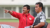 Pelatih kepala Timnas Indonesia U-19, Indra Sjafri (kiri) didampingi asisten pelatih, Bima Sakti saat memimpin latihan skuad Timnas Indonesia U-19 di Stadion Madya, Senayan, Jakarta, Senin (1/7/2024) sebagai persiapan menghadapi ajang Piala AFF U-19 2024 yang akan berlangsung pada 17 hingga 29 Juli 2024. (Bola.com/M Iqbal Ichsan)