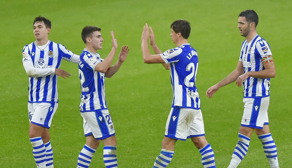 Para pemain Real Sociedad merayakan kemenangan atas Athletic Bilbao pada laga liga Spanyol di Stadion San Mames, Kamis (31/12/2020). Real Sociedad menang dengan skor 1-0. (AFP/Ander Gillenea)
