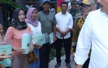 Menteri Hadi Door to Door ke Rumah Warga Gunung Kidul Bagikan Sertifikat Tanah