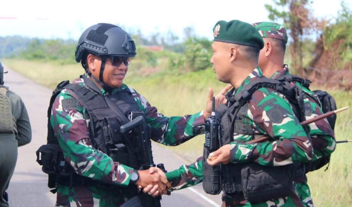 Kegiatan itu berlangsung pada Sabtu (30/12) silam, pukul 08/45 WIT. Saleh mendarat menggunakan helikopter Caracal TNI AU.