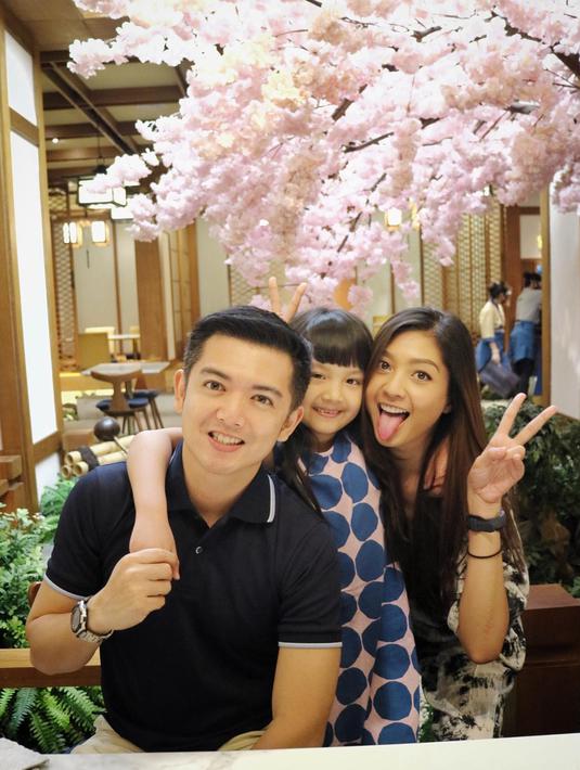 Ini potret lain di mana keduanya merayakan ulang tahun sang putri Ellyna di sebuah restoran. Terlihat baik Nicky Tirta maupun Liza Elly tetap kompak. (instagram.com/nickytirta)