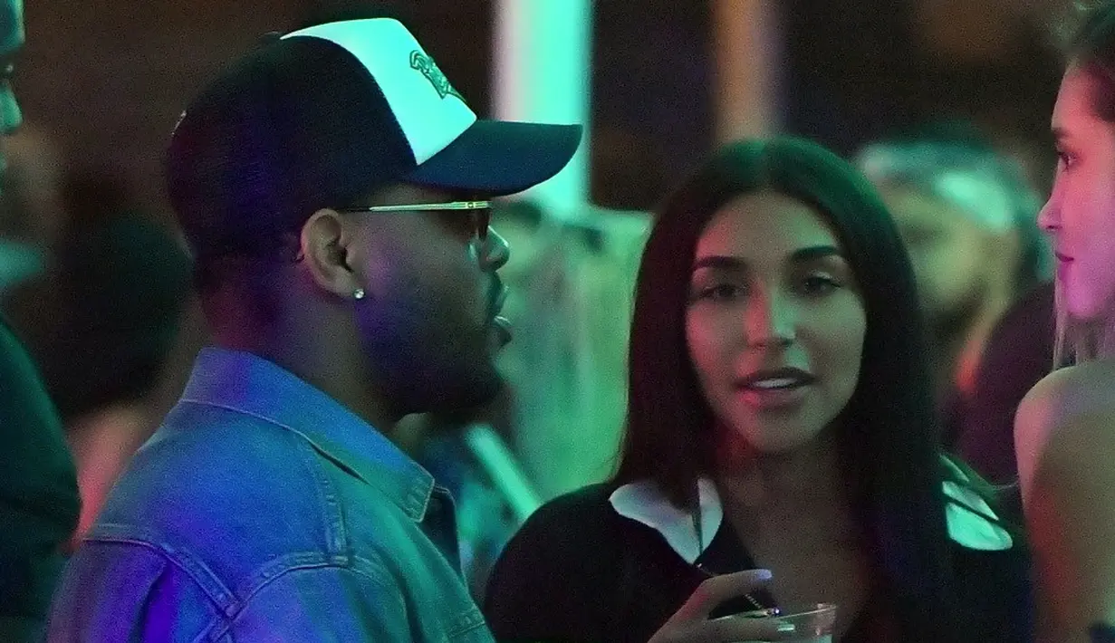 Dilansir dari TMZ, terlihat berduaan dengan The Weeknd pada Sabtu malam. (TMZ)
