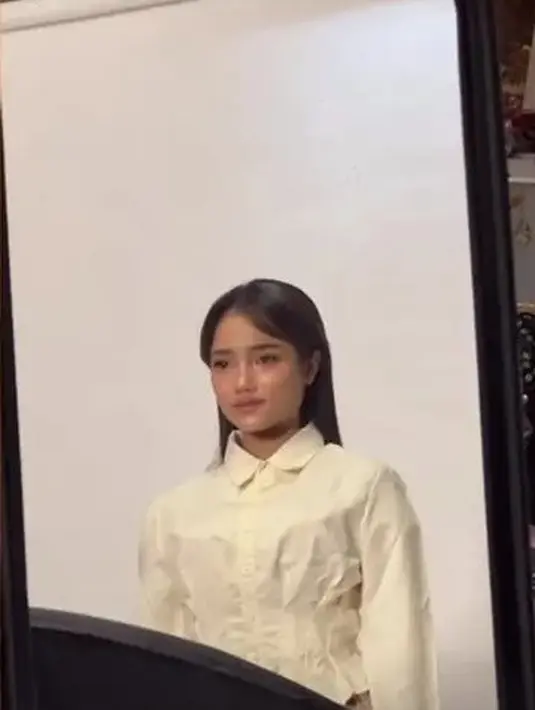 Look tersebut tampak cocok di wajah Fuji yang memang sudah cantik. Ia tampak mengenakan kemeja putih sebagai look pertama. [Instagram/fuji_an]