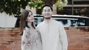 Keharmonisan rumah tangga mereka juga diperlihatkan melalui pilihan gaya fashion yang serasi.