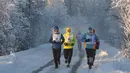Pelari mengambil bagian dalam maraton terdingin di Dunia Internasional pada suhu minus 53 derajat (-63,4 Fahrenheit) di dekat Oymyakon, republik Sakha, juga dikenal sebagai Yakutia, Rusia, pada 22 Januari 2022. Sebanyak 65 pelari bersaing dalam suhu yang sangat rendah. (AP Photo/Ivan Nikiforov)