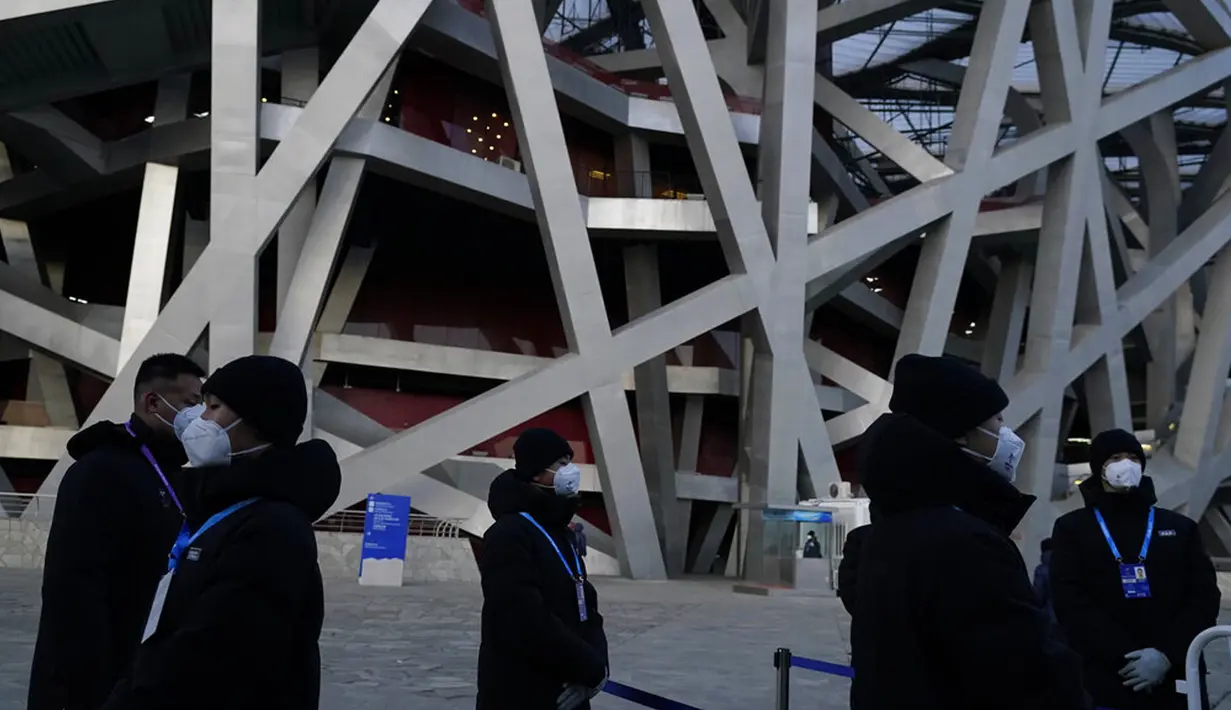 Penjaga keamanan berdiri di luar Stadion Nasional yang dikenal sebagai Sarang Burung jelang upacara pembukaan Olimpiade Musim Dingin 2022 di Beijing, China, Jumat (4/2/2022). Upacara pembukaan Olimpiade Musim Dingin 2022 akan digelar malam ini. (AP Photo/Jae C.Hong)