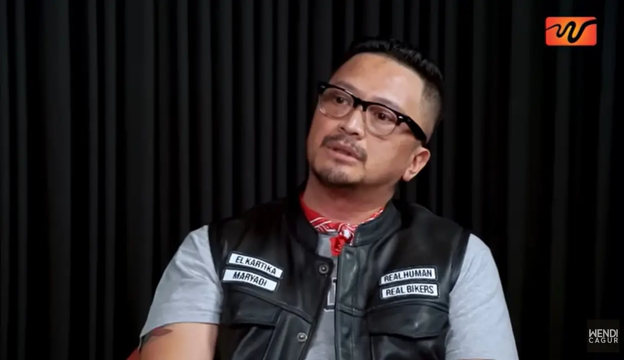 Baru terungkap, Ferry Maryadi pernah mendekam dalam penjara. Kejadian waktu masih masa SMA itu tidak banyak yang tahu. Bahkan, orangtuanya yang tinggal di Jakarta juga tidak mengetahui sampai sekarang. Pria yang biasa disapa Kang Ferry itu di tahan di Bandung. [Youtube/WENDI CAGUR]