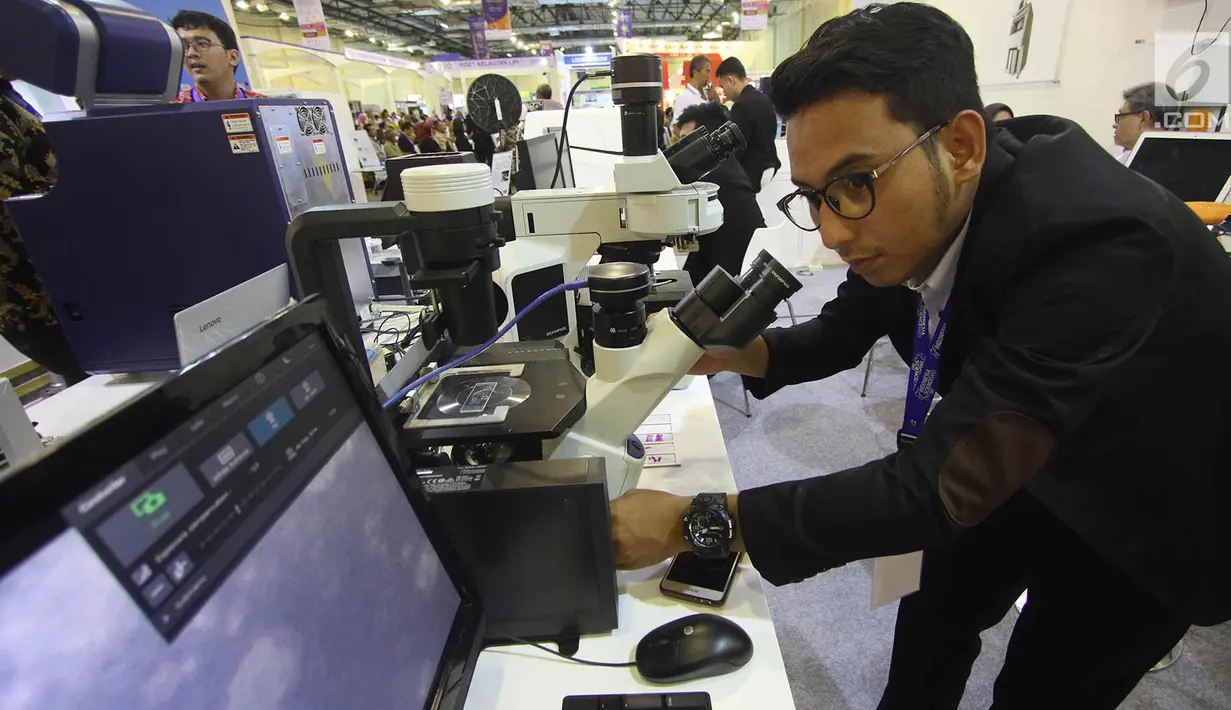 Pengunjung melihat hasil penelitian dalam acara Indonesia Science Expo 2017 di Gedung Balai Kartini, Jakarta, Senin (23/10). Pameran ini berlangsung sampai tanggal 26 Okteber 2017. (Liputan6.com/Immanuel Antonius)