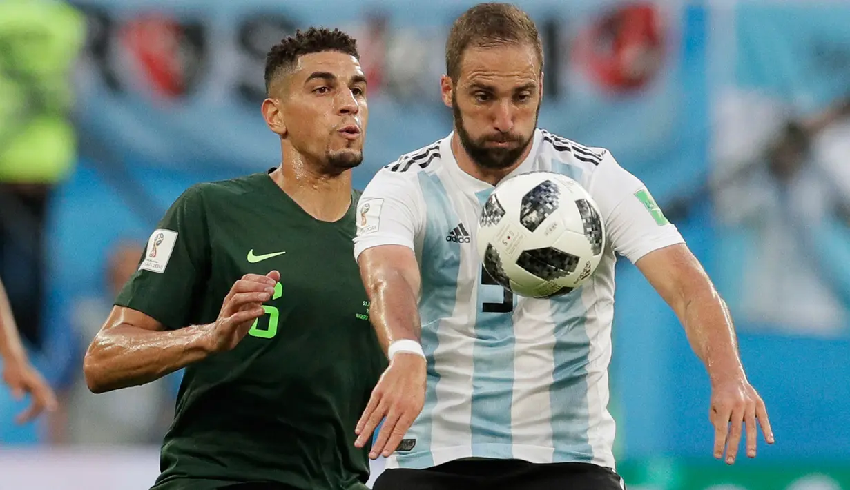 Pemain timnas Argentina, Gonzalo Higuain berebut bola dengan pemain Nigeria Leon Balogun pada matchday terakhir Grup D Piala Dunia 2018 di Stadion St Petersburg, Selasa (26/6). Argentina meraih tiket ke 16 besar setelah menang 2-1. (AP/Dmitri Lovetsky)