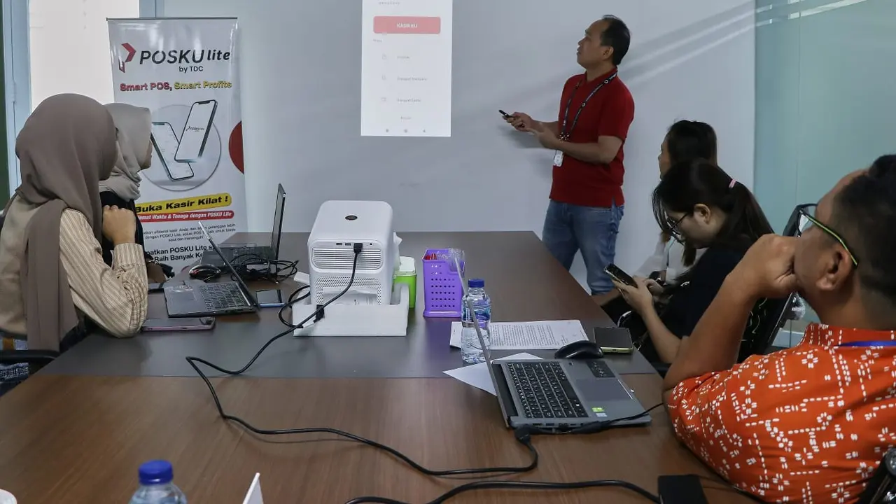 Direktur utama Trans Digital Cemerlang (TDC) Indra saat memberikan pelatihan kesejumlah karyawan Poskulite. (Istimewa)
