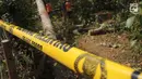 Garis polisi terpasang di lokasi tempat terjadinya ledakan oleh pohon sengon, di Desa Malon, Gunungpati, Semarang, Selasa (7/8/2019). Diduga inilah titik lokasi penyebab blackout atau mati listrik massal di wilayah Jakarta dan sekitarnya. (Liputan6.com/Gholib)