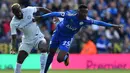 Gelandang Chelsea, Tiemoue Bakayoko, berebut bola dengan gelandang Leicester, Wilfred Ndidi, pada laga Premier League di Stadion King Power, Leicester, Sabtu (9/9/2017). Leicester kalah 1-2 dari Chelsea. (AFP/Ben Stansall)