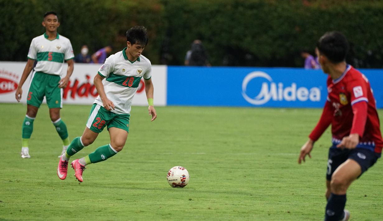 Unggul 2-0, Alfreanda Dewangga dan kawan-kawan terlalu fokus mnyerang hingga kecolongan oleh gol Kydavone Souvanny pada menit ke-41. (Dok. PSSI)