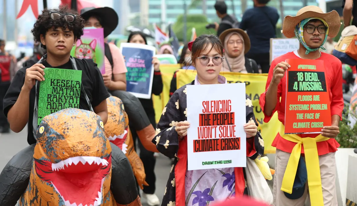 Pengunjuk rasa menegaskan bahwa pemerintah Indonesia harus serius memenuhi target pemangkasan emisi karbon sebesar 23 persen pada 2035. (Kapanlagi.com/ Budy Santoso)