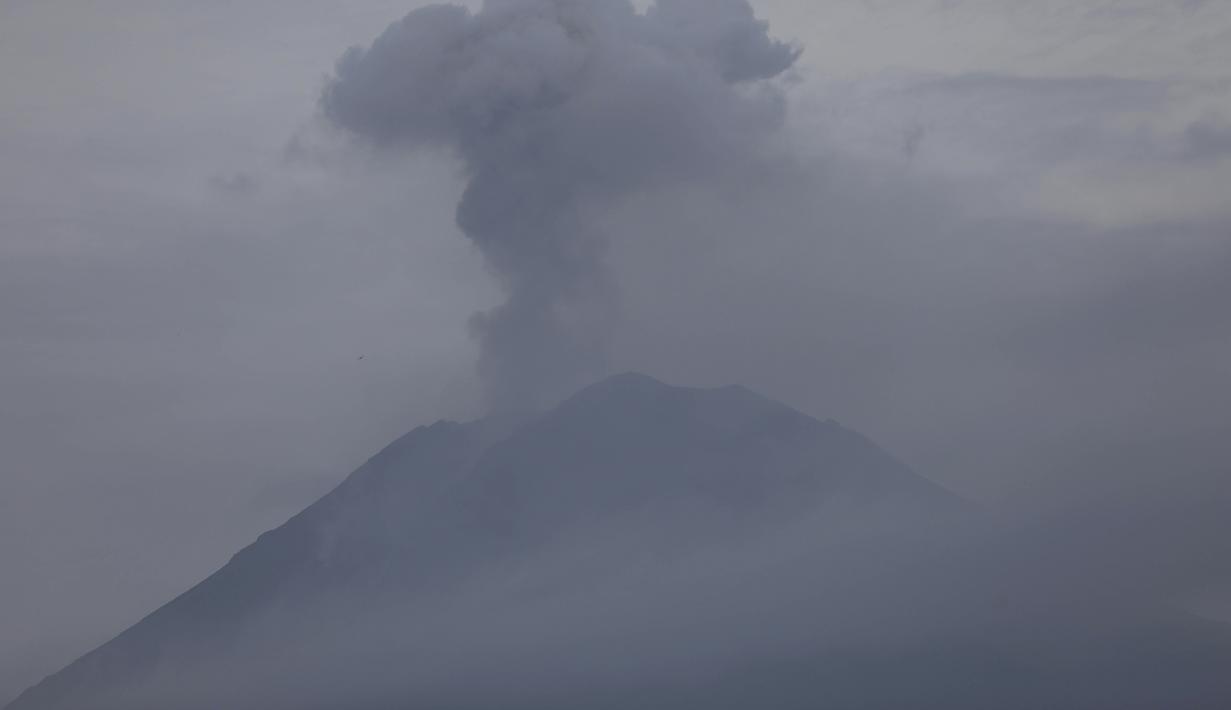 Pengungsi berlindung pasca erupsi Gunung Semeru di Masjid Desa Sumber Wuluh, Lumajang (5/12/2021). Gunung Semeru di Jawa Timur kembali meletus pada Sabtu (4/12/2021) pada pukul 15.00 WIB. (AFP/Juni Kriswanto)