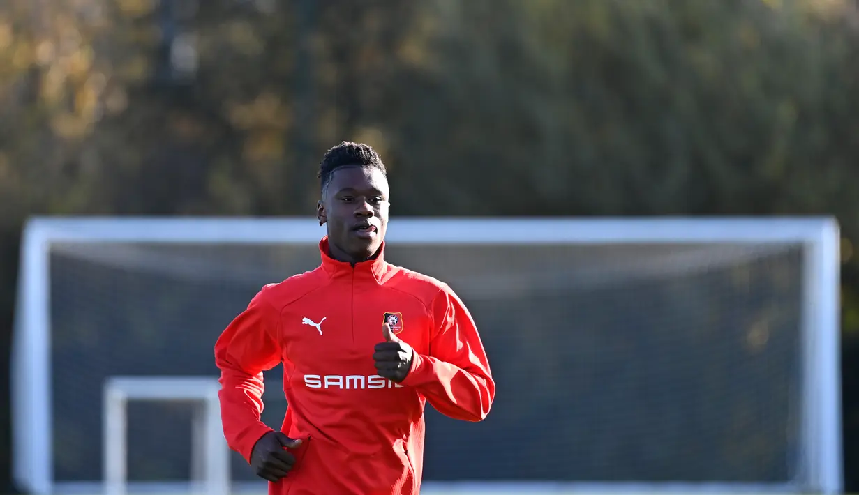 Gelandang Rennes, Eduardo Camavinga melakukan pemanasan saat mengikuti sesi latihan tim di Pusat Pelatihan Henri-Guerin di La Piverdiere di Rennes, Prancis barat (3/11/2020). Rennes akan bertanding melawan Chelsea pada grup E Liga Champions di Stamford Bridge, London. (AFP/Damien Meyer)