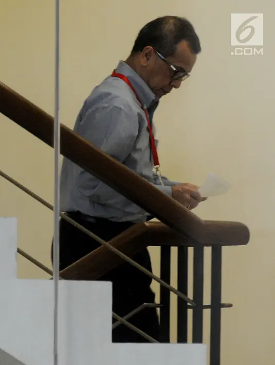 Mantan Direktur Utama PT Garuda Indonesia Emirsyah Satar bersiap menjalani pemeriksaan di gedung KPK, Jakarta, Senin (16/4). Emirsyah diperiksa sebagai saksi untuk tersangka Presiden Komisaris PT MRA Soetikno Soedarjo. (Merdeka.com/Dwi Narwoko)